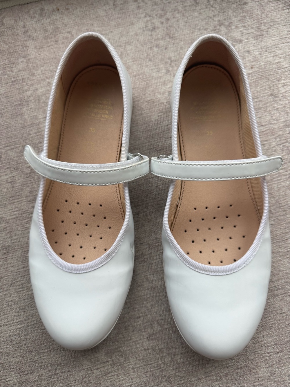 Gently used GEOX Classic White Mary Jane Flats for girls. Size EU 35/US 3.5